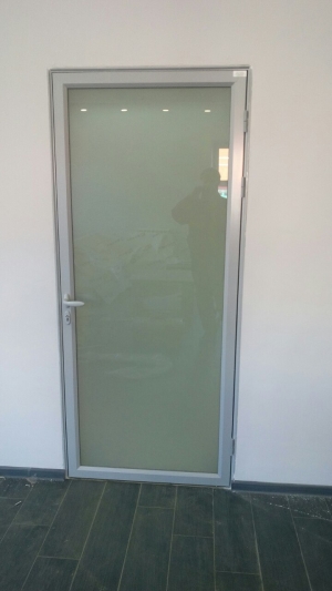 Алюминиевая дверь из алюминиевого интерьерного профиля с закалённым матовым стеклом
